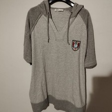 Maglia uomo maniche corte grigia con scollo a V e laccetti, con cappuccio