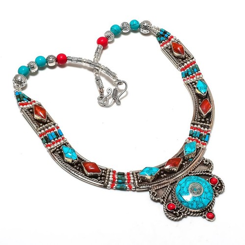 Collana con pietre preziose