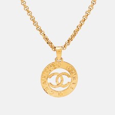 Collana lunga con ciondolo tondo tono oro Chanel CC