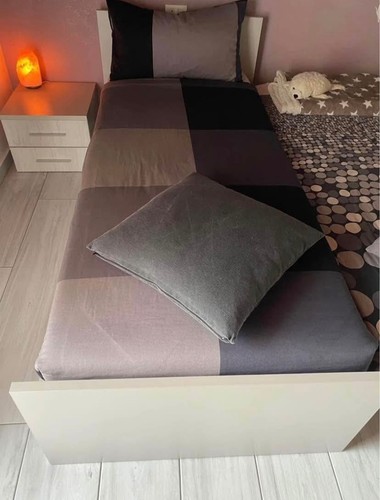 Letto singolo bianco con - singolo,
