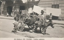 PALERMO - Venditore ambulante