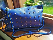 Pochette artigianale pelle blu elettrico borchie acciaio tracolla spalla manico