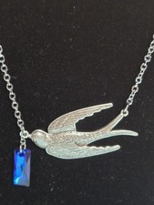 Collana uccellino rondine 17" ciondolo tono argento con goccia cristallo sfaccettato blu...