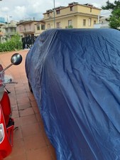 Telo copri auto impermeabile di materiale sintetico usato due volte. 