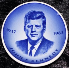 TARGA ROYAL COPENHAGEN FAYENCE 180-2010 Ø 8 CM "JOHN F. KENNEDY" 1917-1963
