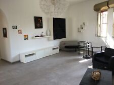 parete attrezzata Ikea bianca e nera dotata di base e mensola 