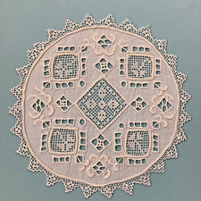 Centrino vintage rotondi intarsi ricami inserti e bordo in filet 17 cm buanchi