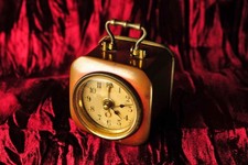 antica sveglia da viaggio, a