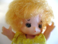 PICCOLA BAMBOLA VINTAGE CON VESTITO ANNI 80