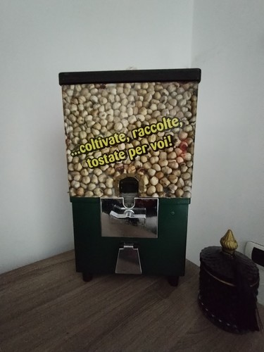 Distributore noccioline - di,