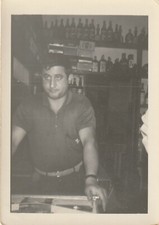 B2 - Foto Photo Fotografia Anni 70 - Uomo Bar Bancone