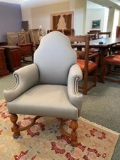 poltrona classica sagomata struttura noce rivestimento tessuto carta da zucchero