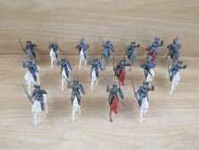vecchio LOTTO DI SOLDATINI IN PLASTICA A CAVALLO medievali cavalieri di