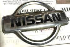 2002 2/2 FREGIO STEMMA NISSAN SU PORTELLONE lato sx @ NISSAN TERRANO II 3P SR