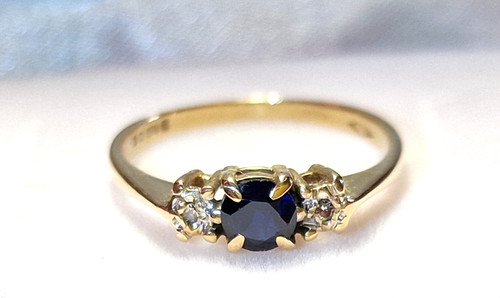 Anello oro con zaffiri - in,