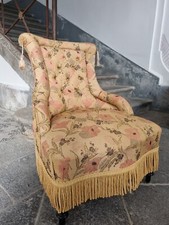 Poltroncina antica '800 con tessuto damascato e frangiato con telaio in legno