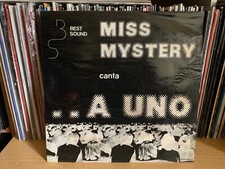 Miss Mystery – ... A Uno
