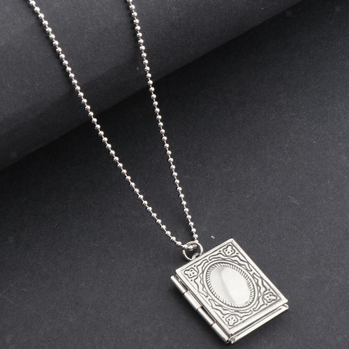 Collana con ciondolo - , e