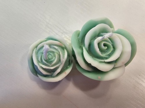 Candele con fiori galleggianti