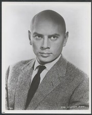 YUL BRYNNER (anni '60) BALD HEAD ELEGANTE