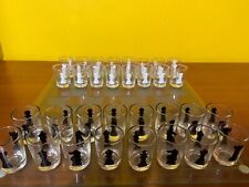 Scacchiera in vetro con 32 bicchierini da liquore decorati 