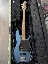 Fender American Performer Precision Bass Lake Placid Blue e custodia rigida