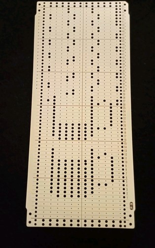 Una carta perforata mano - carta,