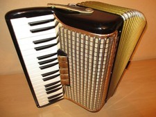 Fisarmonica Hohner Concerto III, 72 bassi con custodia