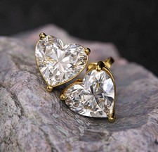 Orecchini a perno con diamanti