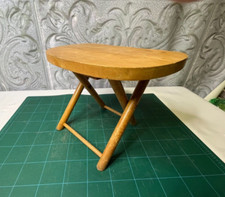 Vecchio piccolo poggiapiedi