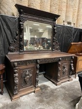 Diversi pezzi mobili antichi