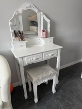 Tavolo da toeletta con sgabello e specchio con luci tono caldo e tono freddo