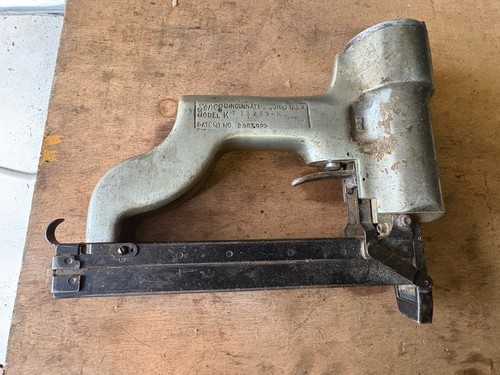 Pistola per unghie pneumatica