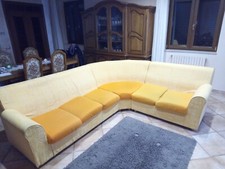 "Divano giallo in cotone, usato ma come nuovo: comfort e stile a portata di mano