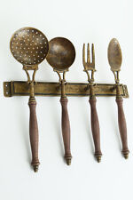 SET MESTOLI ATTREZZI CUCINA IN OTTONE BRUNITO E LEGNO DECORAZIONE DA PARETE 