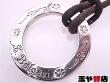 Collana girocollo con ciondolo