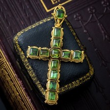 Antico ciondolo croce peridoto