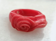 ANTICO BELLISSIMO ANELLO MONOBLOCCO IN AUTENTICO CORALLO SCOLPITO, CINA 1900.