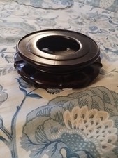 Base in legno scuro per vaso