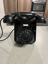 Telefono a muro nero in