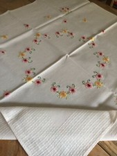 Tovaglietta centro tavolo tessuto morbido tipo Chalet e ricamo fatti a mano 