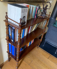 ETAGÈRE/LIBRERIA Vendo un étagère classica in legno, composta da tre scaffali