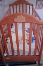 Culla con materasso e cuscino