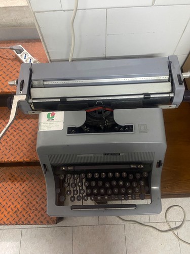 Macchina scrivere olivetti - da,