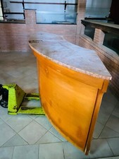 Bancone curvo da bar o reception con piano in marmo