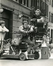 1961 WEST SIDE STORY MOVIE CAMERA SET DIETRO LE QUINTE AZIONE DURANTE LE RIPRESE FOTO
