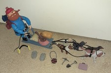 Memory Lane Yukon Cornelius Figura Sled & Dog Team Rodolfo la renna dal naso rosso