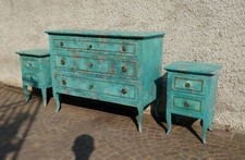 Trittico comò e comodini decorati e laccati con effetto rame ossidato. 