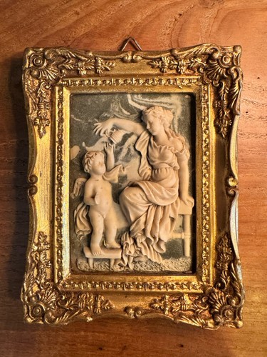 Bassorilievo donna - , e