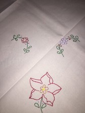 Tovaglietta da Te o centro tavolo fatto di ricamo a mano con delicati fiori 